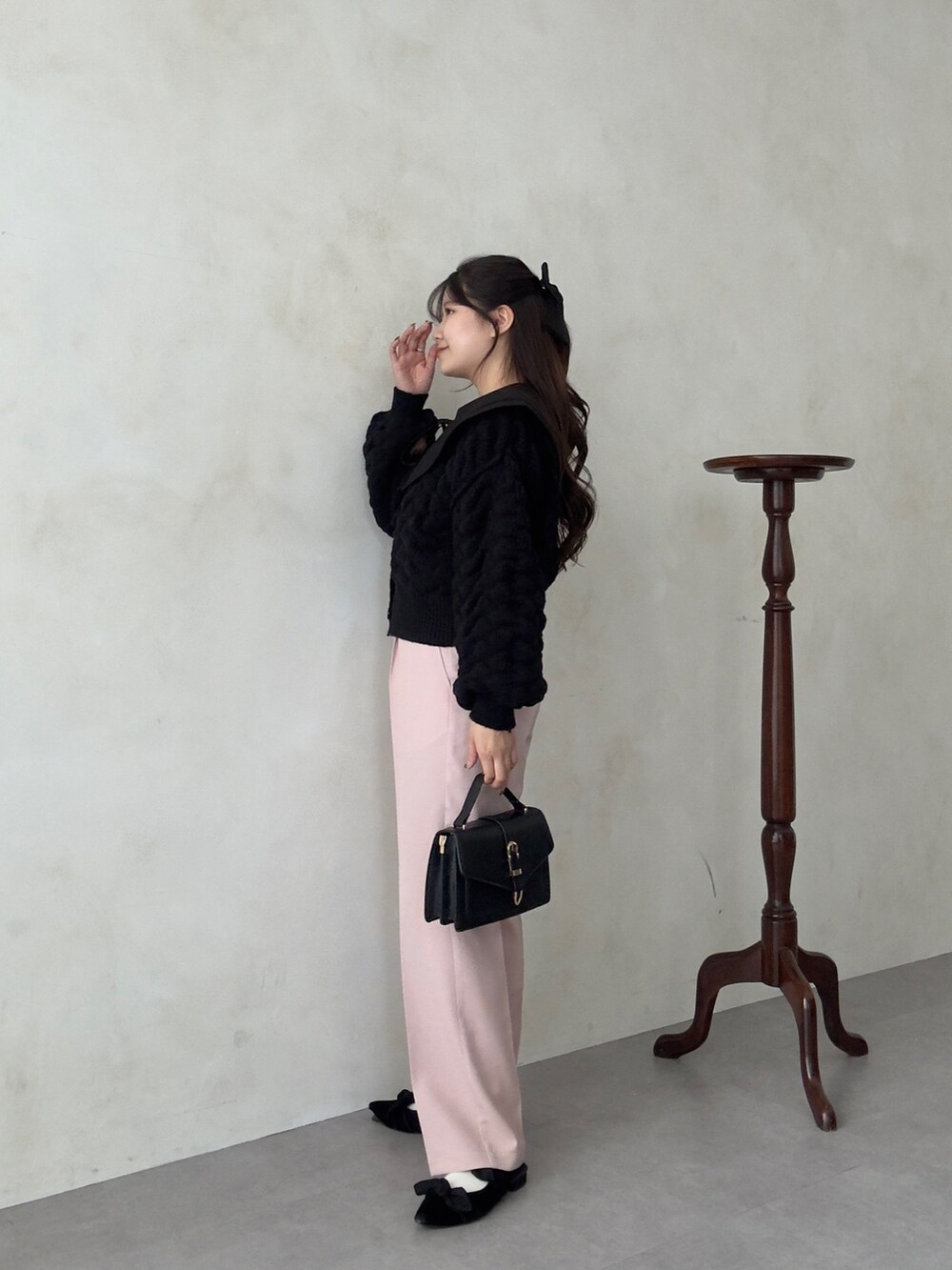ブラック系のシャツ/ブラウス、ブラック系のカーディガン/ボレロ、ピンク系のその他パンツを着用したレディースの秋コーディネートの2枚目の写真