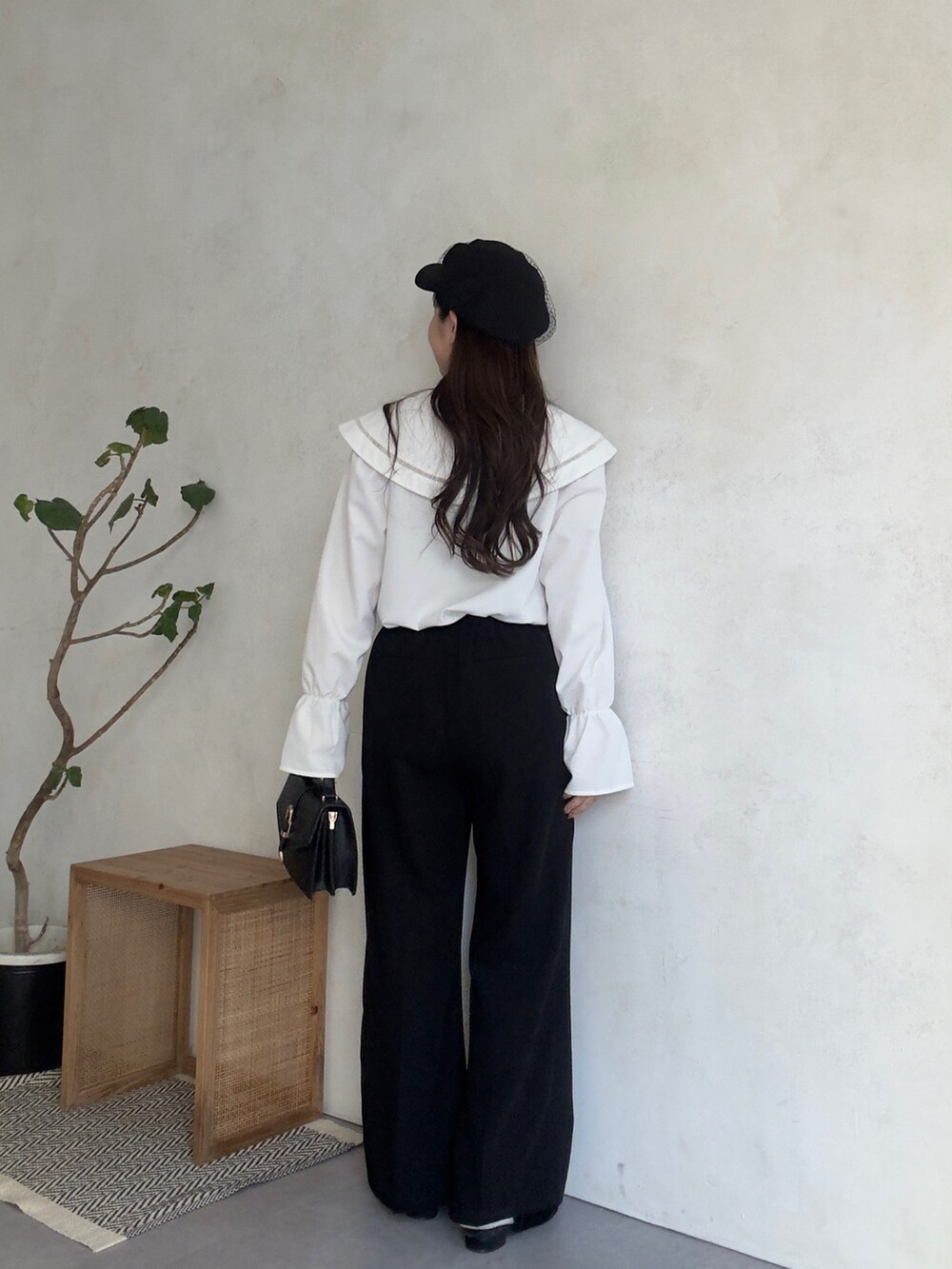 ホワイト系のシャツ/ブラウス、ブラック系のスラックスを着用したレディースの秋コーディネートの3枚目の写真