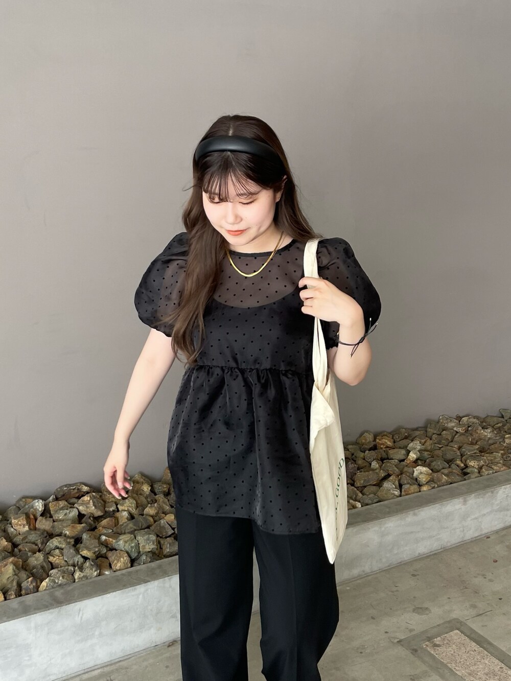 ブラック系のシャツ/ブラウス、ブラック系のカチューシャ、ゴールド系のネックレスを着用したレディースの春コーディネートの2枚目の写真