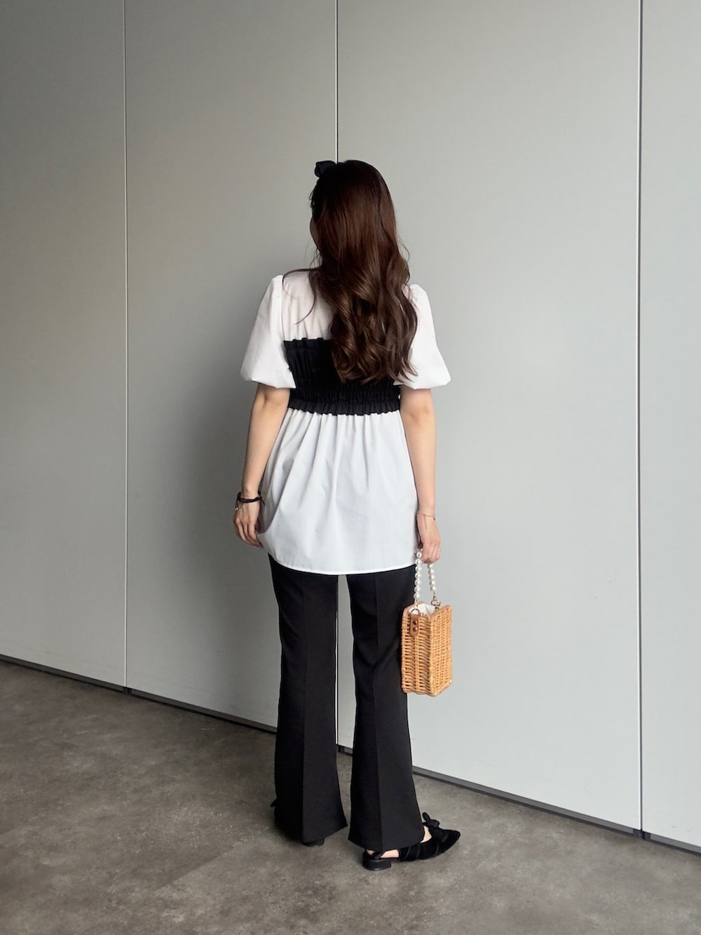 「prose verseの【MOMO SELECT】スリットフレアパンツ（その他パンツ、ブラック系）」を使った、MIOさん（レディース・158cm）の春コーディネートの3枚目の写真