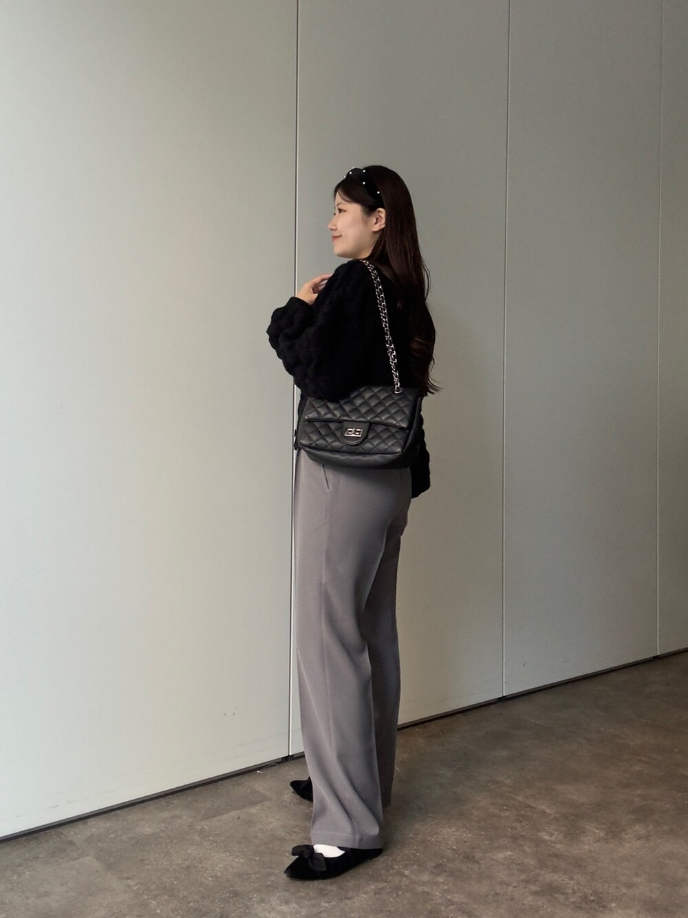 ブラック系のショルダーバッグ、グレー系のその他パンツを着用したレディースの秋コーディネートの2枚目の写真