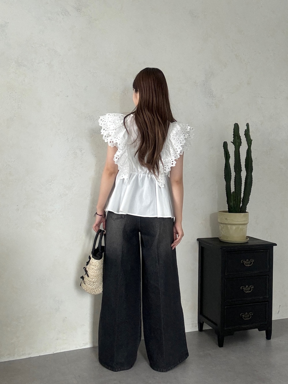 ホワイト系のシャツ/ブラウス、ブラック系のデニムパンツ、ブラック系のかごバッグを着用したレディースの夏コーディネートの3枚目の写真