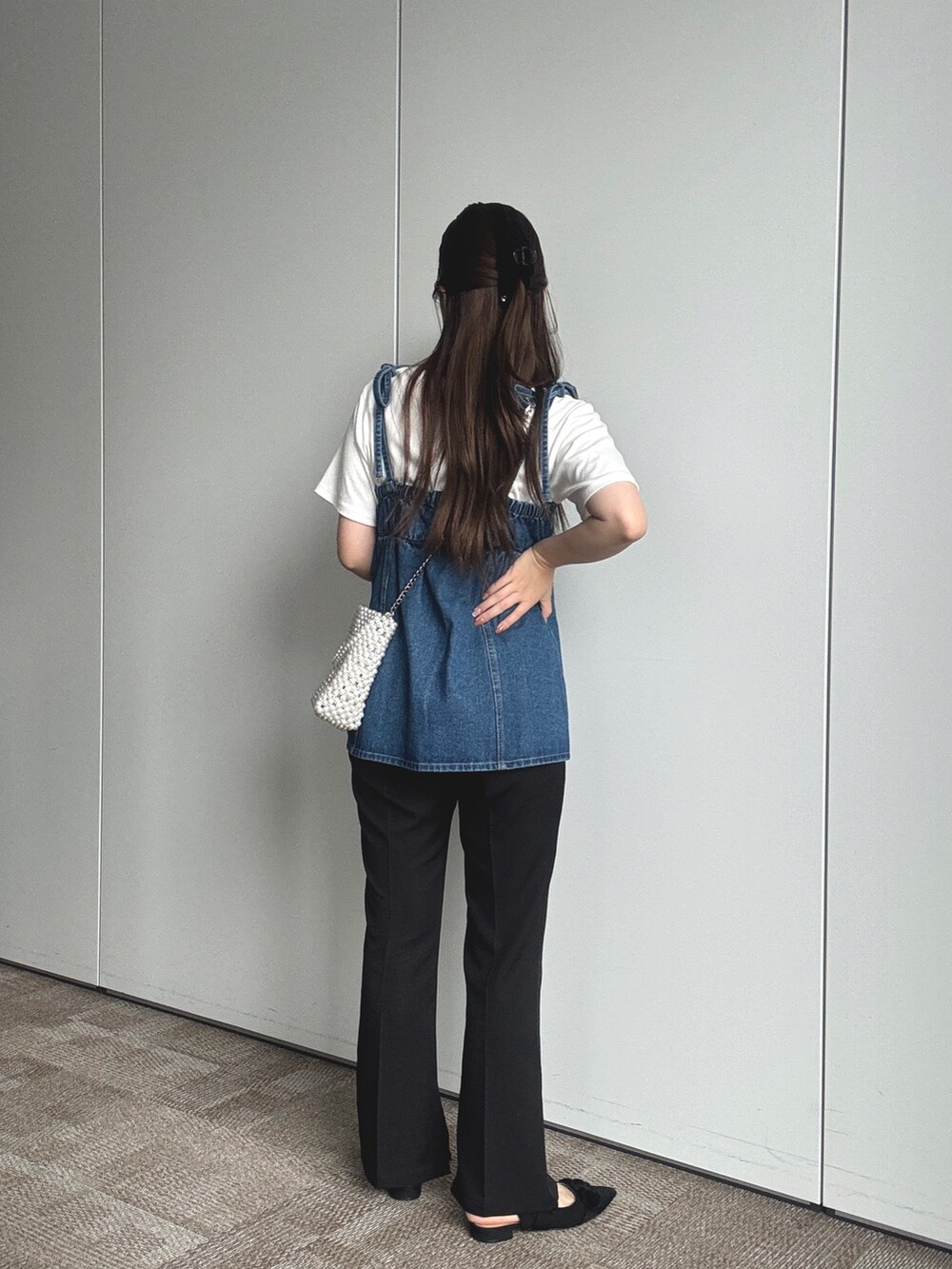 ホワイト系のTシャツ/カットソー、ホワイト系のショルダーバッグ、ブラック系のその他パンツを着用したレディースの夏コーディネートの3枚目の写真