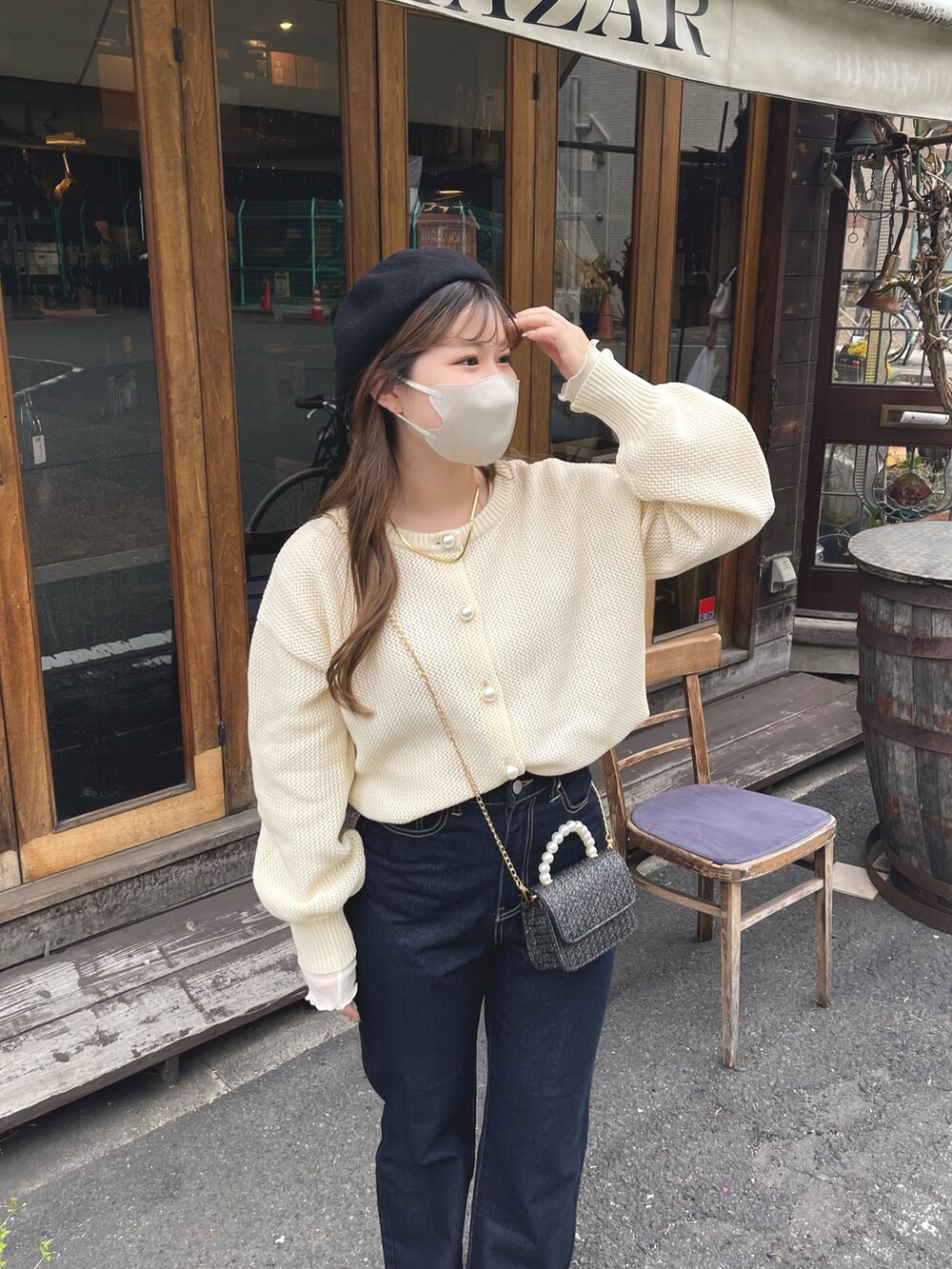 ホワイト系のTシャツ/カットソー、ホワイト系のカーディガン/ボレロ、ブラック系のシューズを着用したレディースの春コーディネートの3枚目の写真
