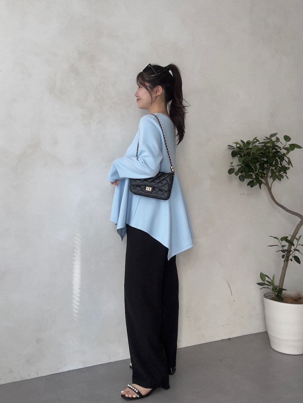 ブラック系のトートバッグ、ブラック系のその他パンツ、ブラック系のサンダルを着用したレディースの春コーディネートの2枚目の写真