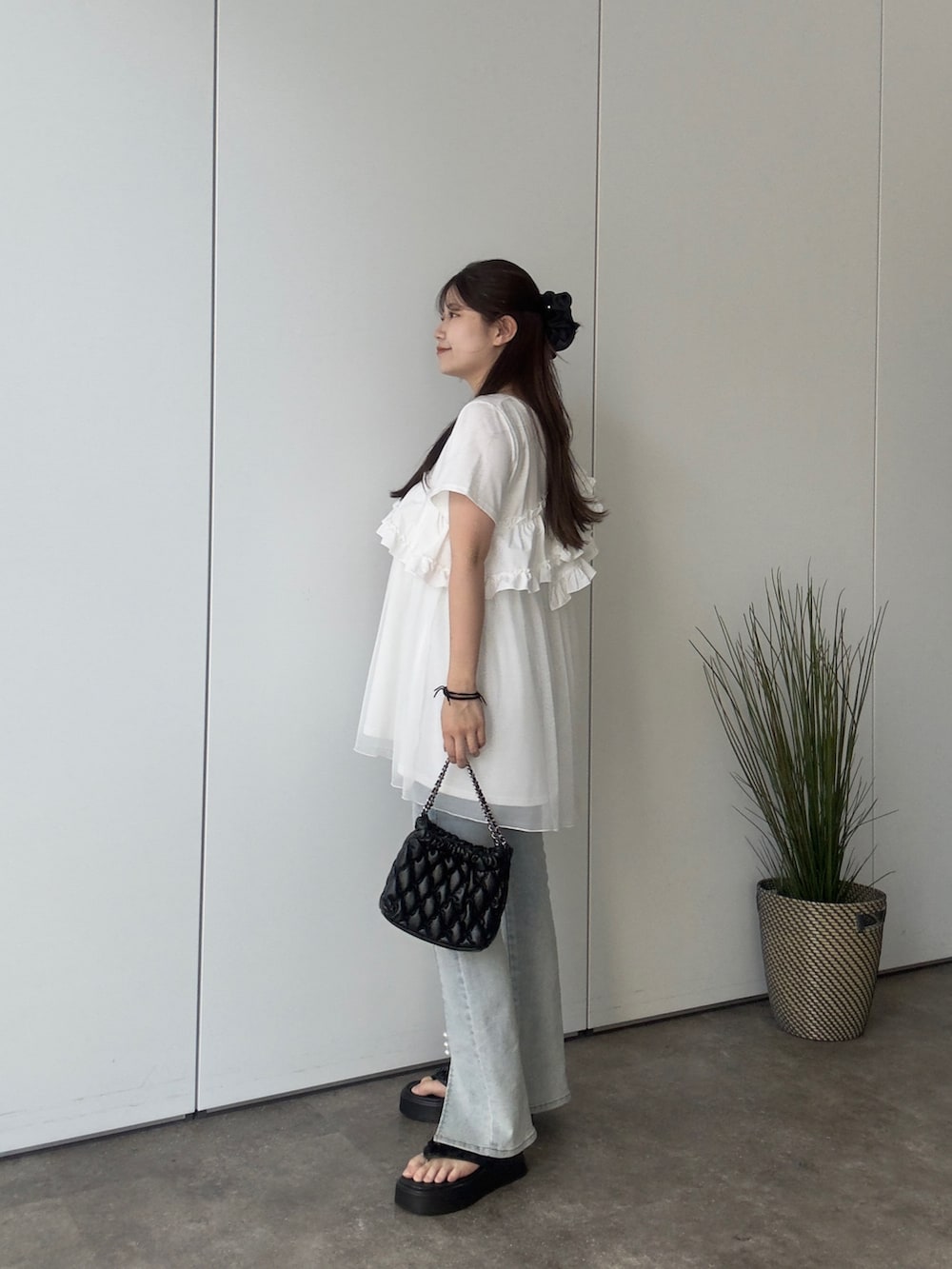 ホワイト系のTシャツ/カットソー、ブルー系のデニムパンツ、ブラック系のサンダルを着用したレディースの夏コーディネートの2枚目の写真