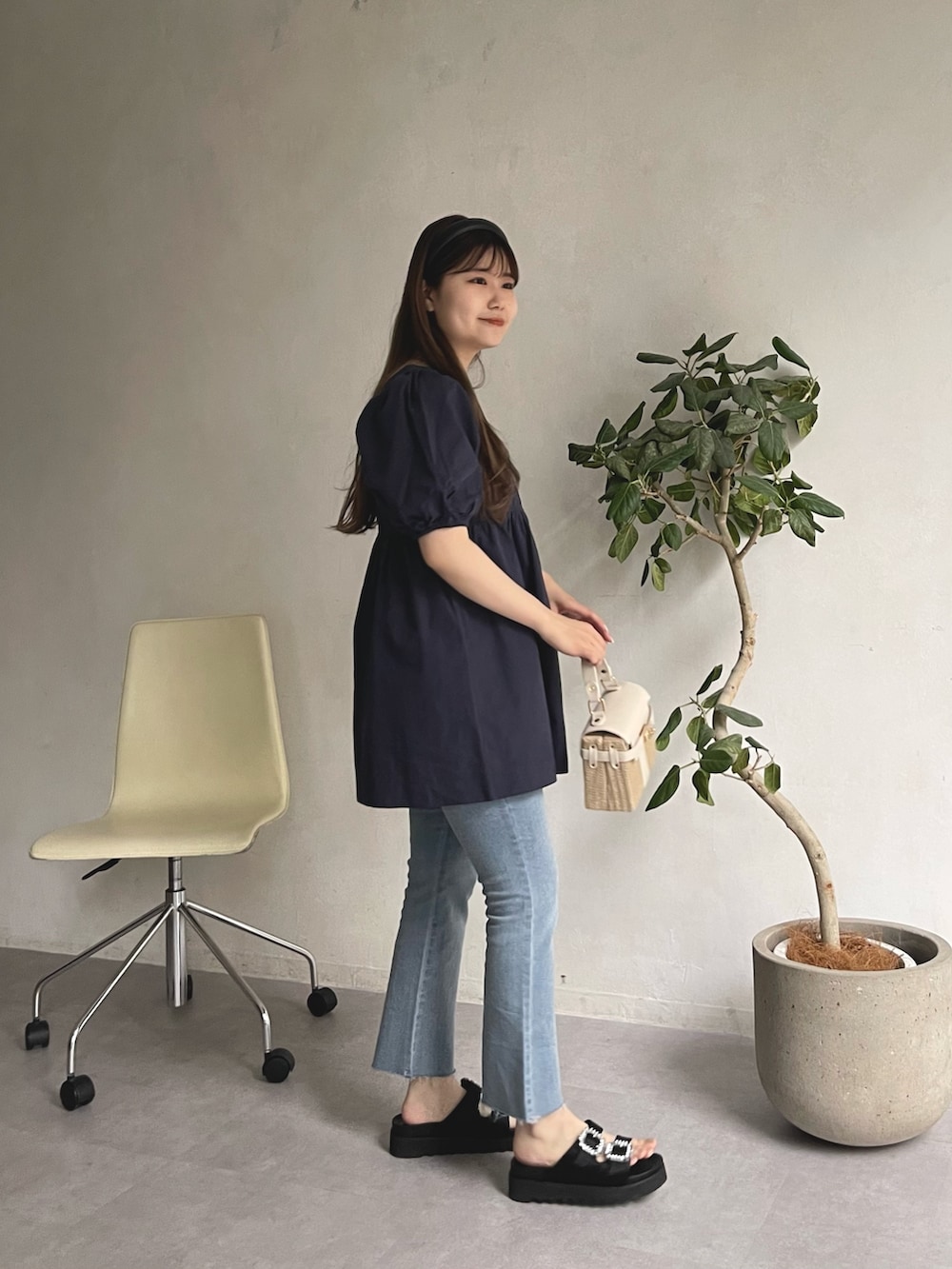 ブラック系のサンダル、ブルー系のシャツ/ブラウス、ホワイト系のかごバッグを着用したレディースの春コーディネートの4枚目の写真