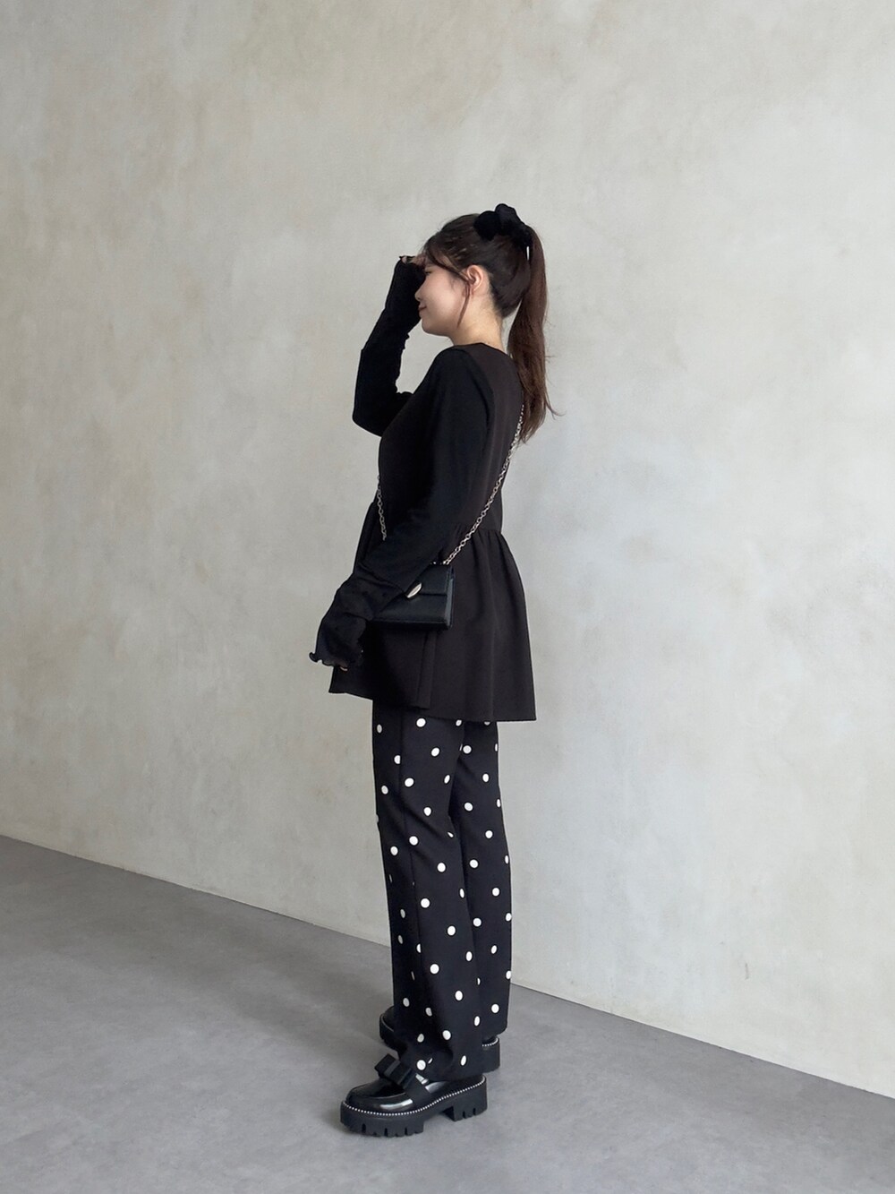 ブラック系のその他パンツ、ブラック系のTシャツ/カットソーを着用したレディースの夏コーディネートの3枚目の写真