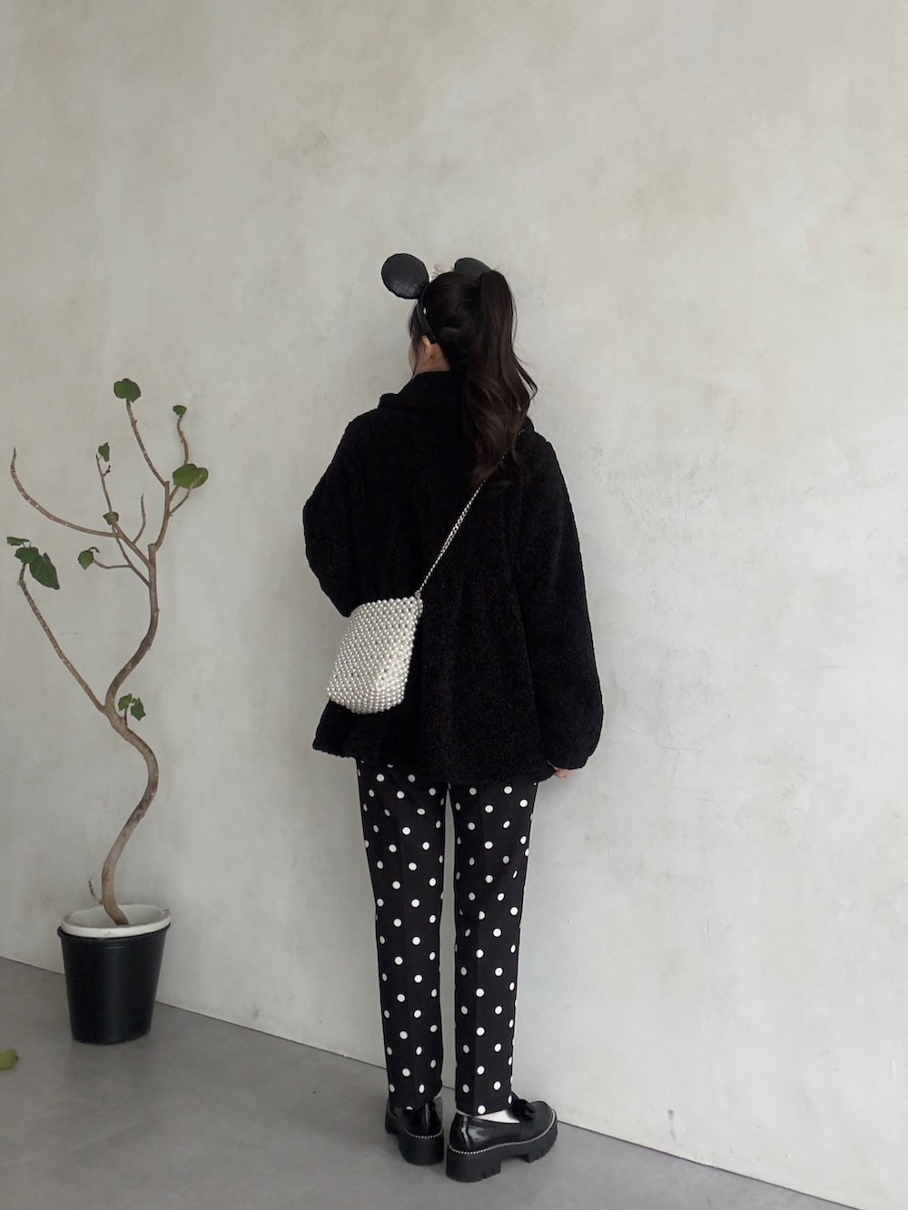 ブラック系のその他アウター、ブラック系のニット/セーター、ブラック系のその他パンツを着用したレディースの秋コーディネートの3枚目の写真