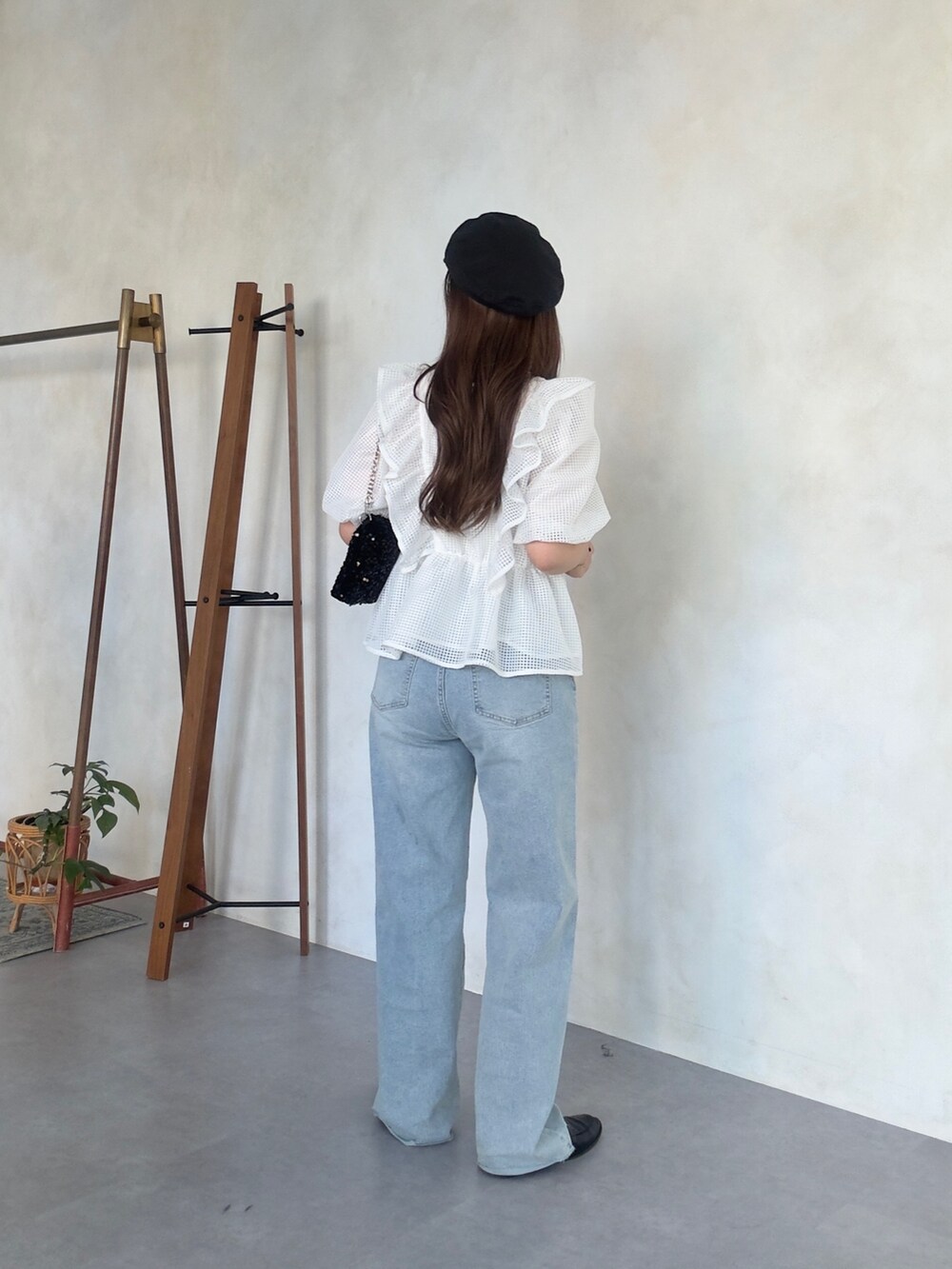 ブラック系のショルダーバッグ、ホワイト系のシャツ/ブラウス、ブルー系のデニムパンツを着用したレディースの夏コーディネートの3枚目の写真