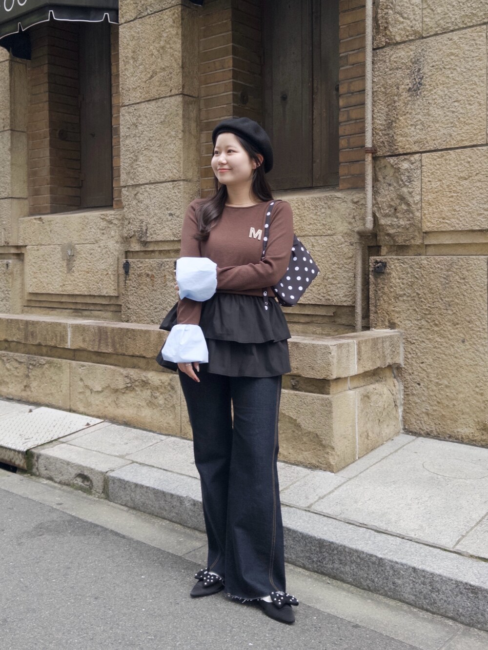 ブラック系のスカート、ブルー系のデニムパンツ、ブラウン系のTシャツ/カットソーを着用したレディースの冬コーディネートの3枚目の写真