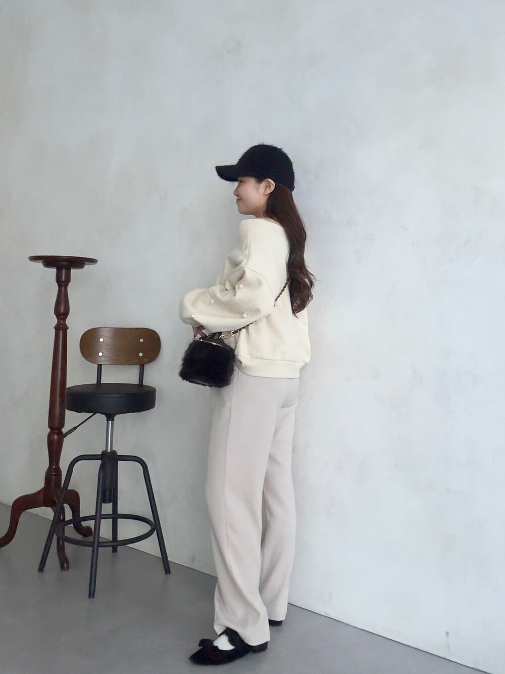 ブラック系のショルダーバッグ、ホワイト系のTシャツ/カットソー、ホワイト系のその他パンツを着用したレディースの秋コーディネートの2枚目の写真