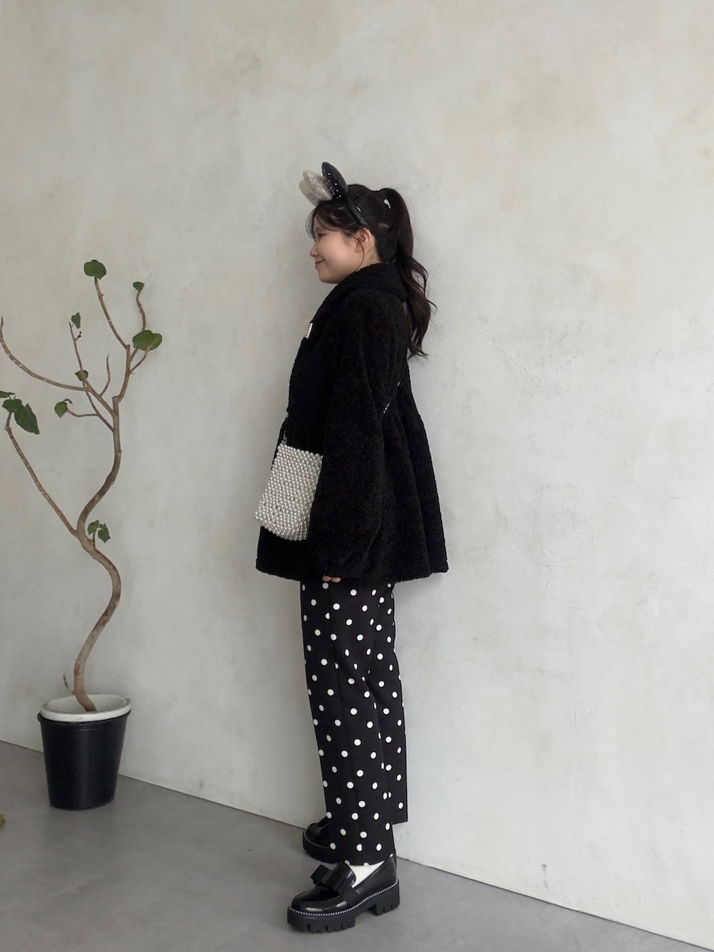 ブラック系のその他アウター、ブラック系のニット/セーター、ブラック系のその他パンツを着用したレディースの秋コーディネートの2枚目の写真