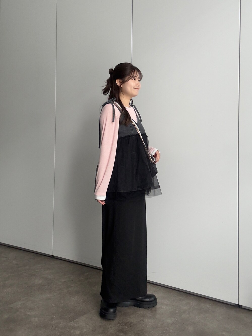 ピンク系のTシャツ/カットソー、ブラック系のキャミソール、ブラック系のショルダーバッグを着用したレディースの春コーディネートの2枚目の写真