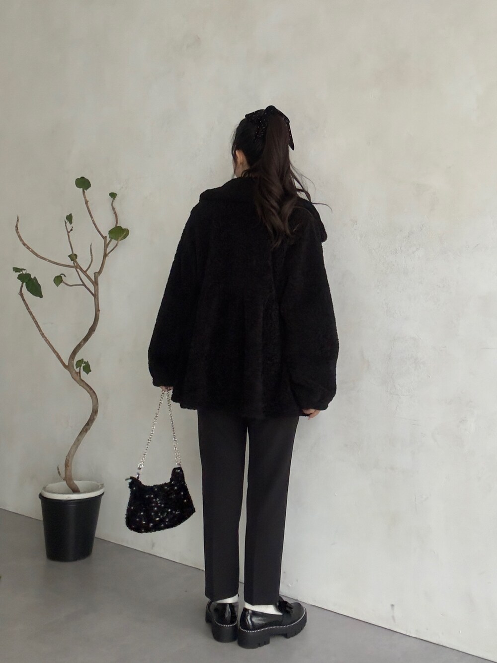 ブラック系のニット/セーター、ブラック系のその他パンツ、ブラック系のローファーを着用したレディースの秋コーディネートの3枚目の写真