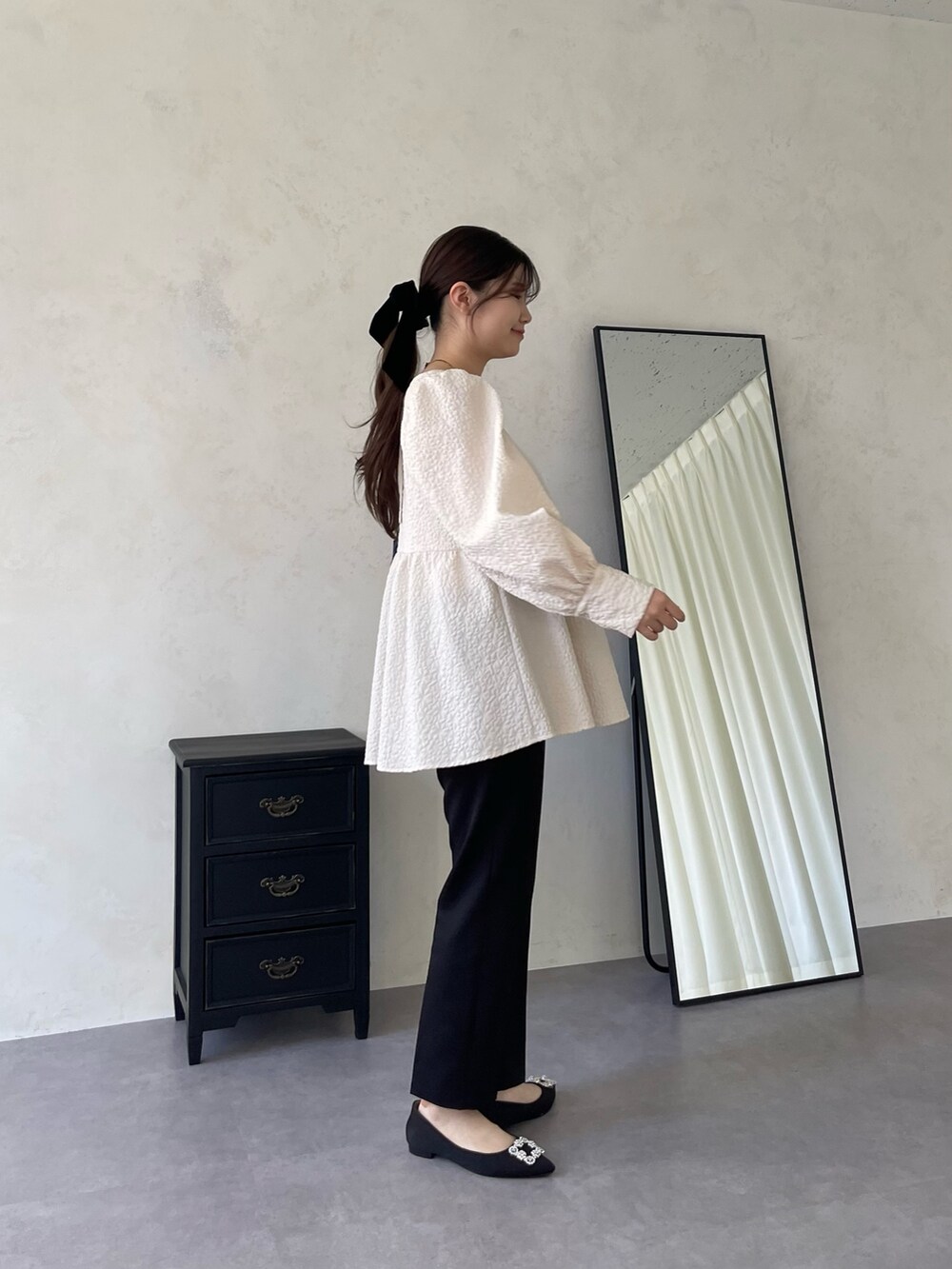 ホワイト系のシャツ/ブラウス、ブラック系のその他パンツ、ブラック系のパンプスを着用したレディースの春コーディネートの2枚目の写真