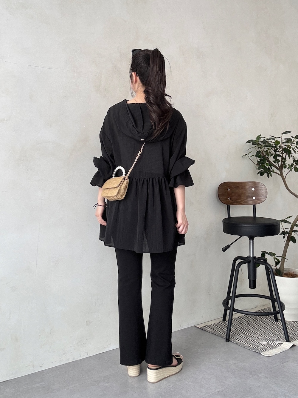 ブラック系のその他パンツ、ブラック系のサンダル、ブラック系のシャツ/ブラウスを着用したレディースの春コーディネートの3枚目の写真