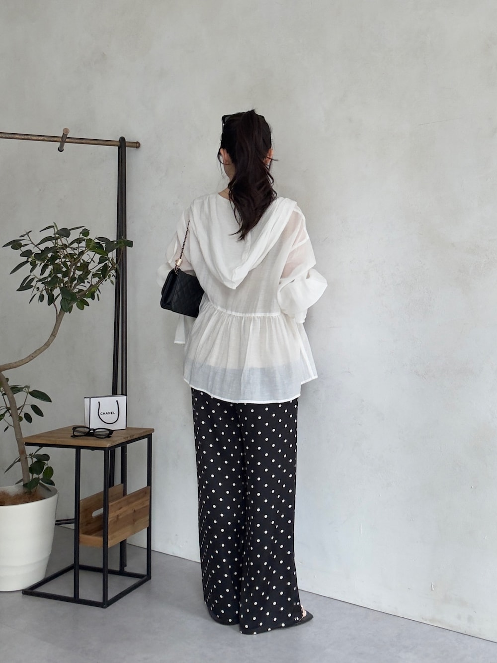 ブラック系のトートバッグ、ホワイト系のシャツ/ブラウス、ブラック系のその他パンツを着用したレディースの夏コーディネートの3枚目の写真