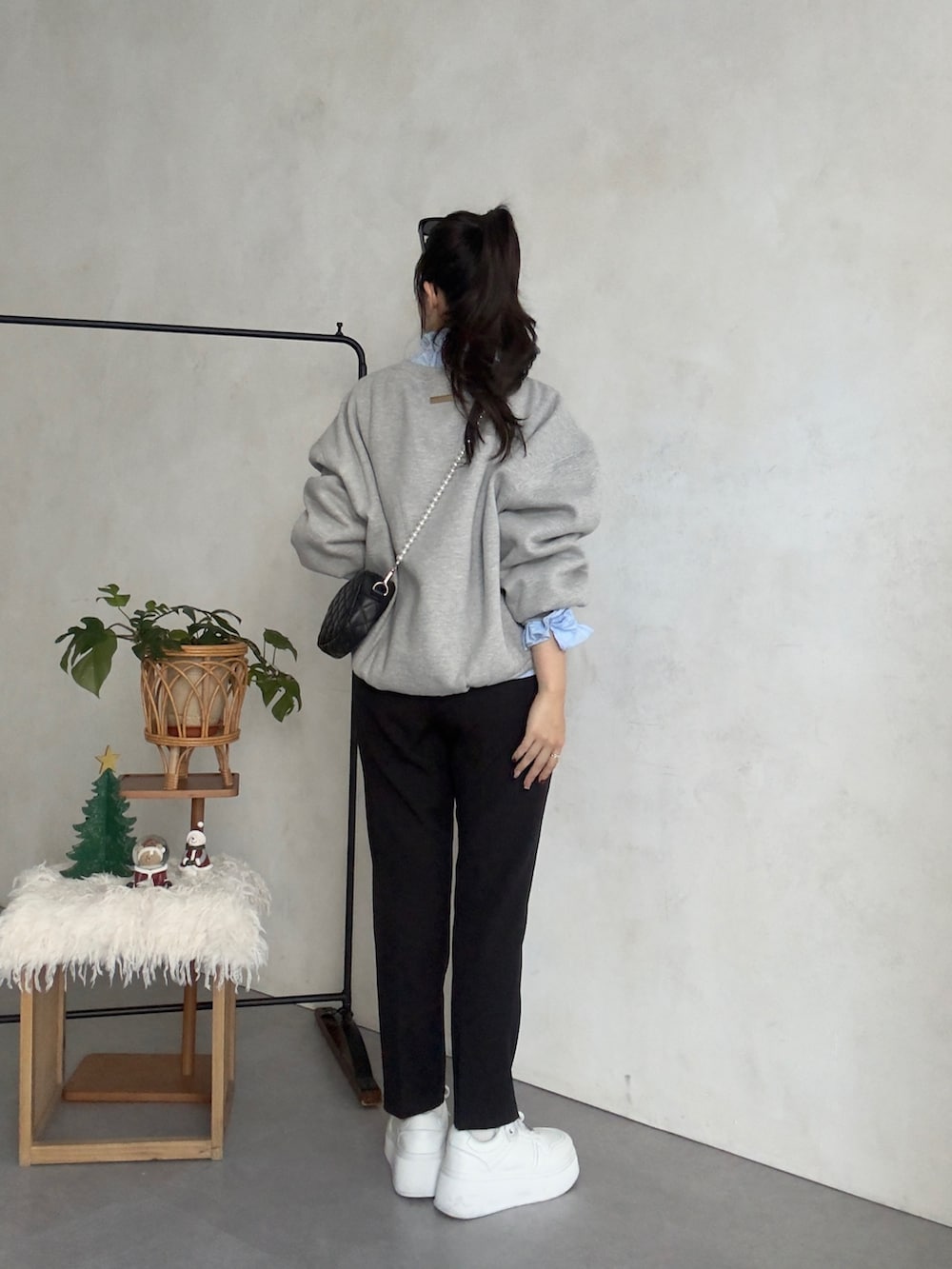 グレー系のスウェット、ブラック系のその他パンツを着用したレディースの冬コーディネートの3枚目の写真