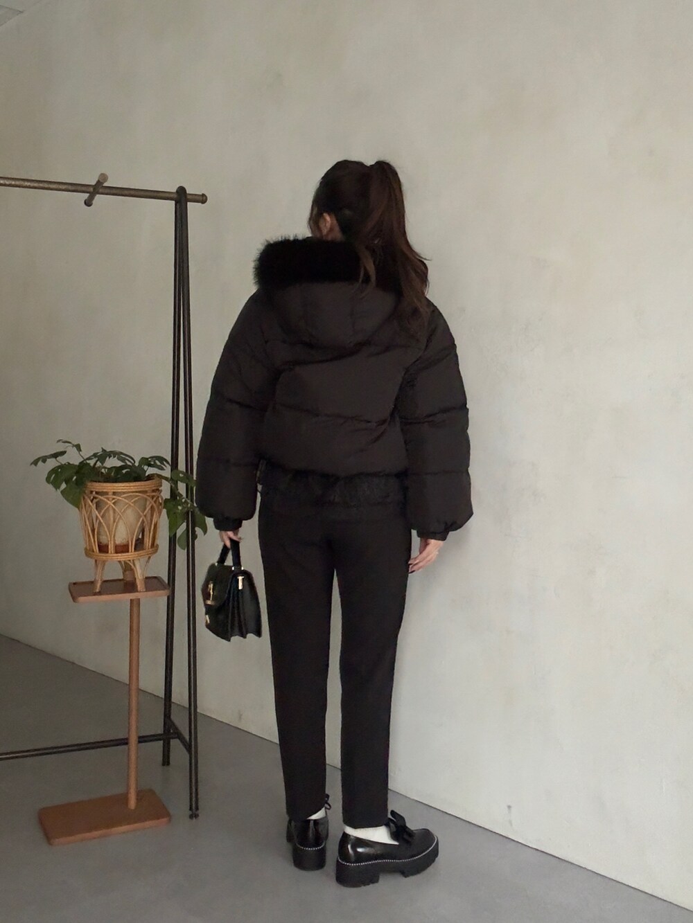 ブラック系のその他パンツ、ブラック系のローファー、ブラック系のダウンジャケット/コートを着用したレディースの秋コーディネートの3枚目の写真
