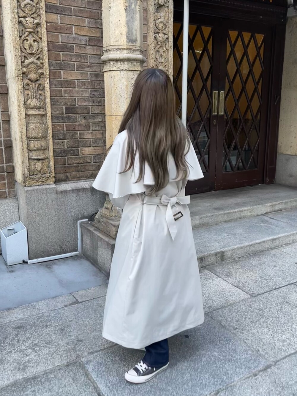 ホワイト系のシャツ/ブラウス、ベージュ系のトレンチコートを着用したレディースの冬コーディネートの4枚目の写真