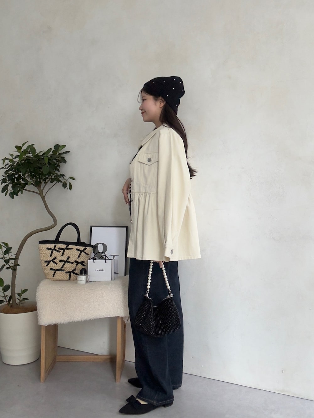 ホワイト系のブルゾン、ブラック系のパンプス、ホワイト系のTシャツ/カットソーを着用したレディースの春コーディネートの2枚目の写真