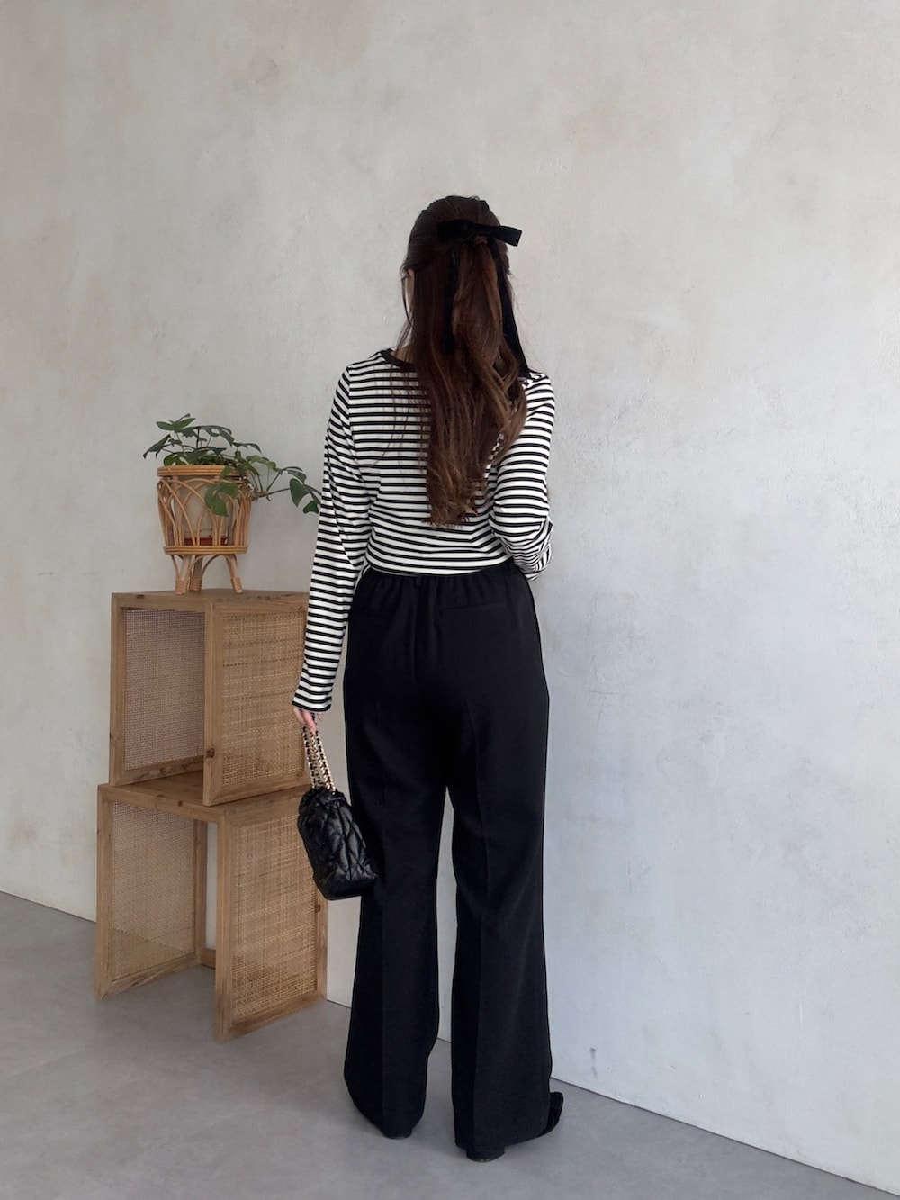 ブラック系のその他パンツ、ブラック系のTシャツ/カットソーを着用したレディースの夏コーディネートの3枚目の写真