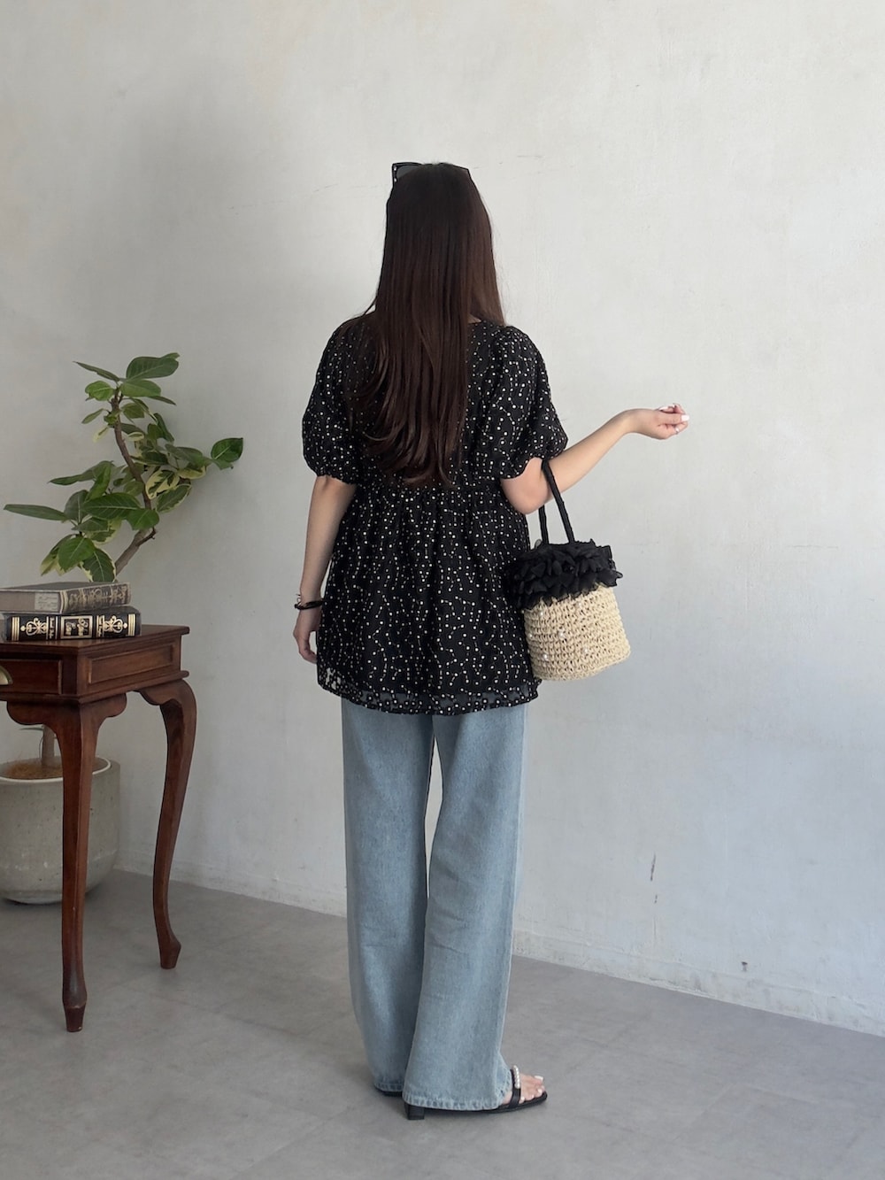 ブラック系のサンダル、ブラック系のシャツ/ブラウス、ブラック系のサングラスを着用したレディースの春コーディネートの3枚目の写真