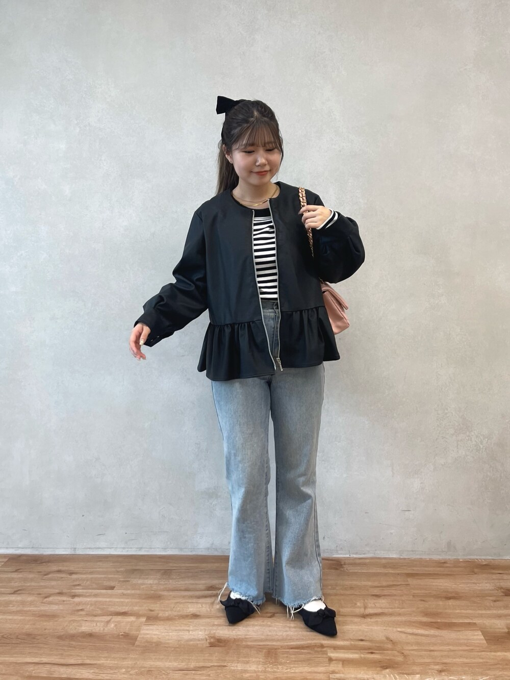 「きれいめカジュアル、デニム、プチプラ、秋コーデ、お出かけコーデ、シンプルコーデ、フレアデニム、ショルダーバッグ、チェーンバッグ、レザージャケット、ぺプラムトップス、ボーダー、甘辛mix」|「prose verseの〈サージカルステンレス〉3mmスネークチェーンネックレス(ネックレス、ゴールド系)」を使った、MIOさん(レディース・158cm)の秋コーディネートの3枚目の写真