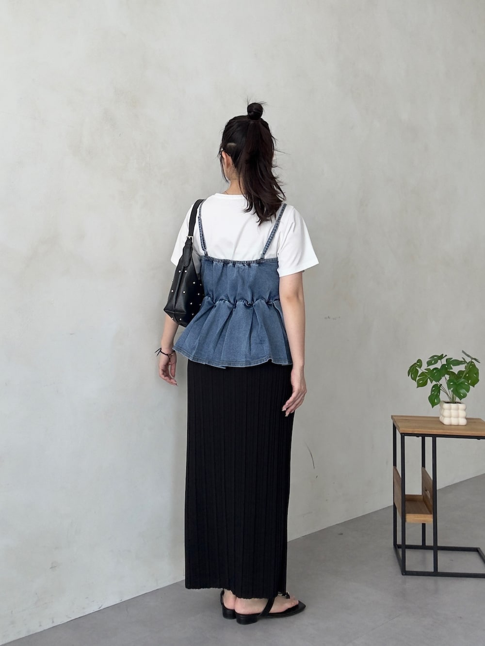 ブラウン系のショルダーバッグ、ホワイト系のTシャツ/カットソー、ブルー系のシャツ/ブラウスを着用したレディースの夏コーディネートの3枚目の写真