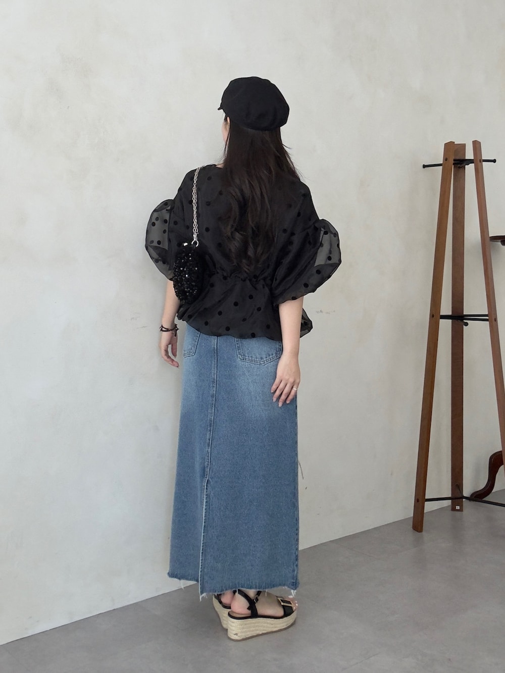 ブラック系のシャツ/ブラウス、ブルー系のスカート、ブラック系のサンダルを着用したレディースの春コーディネートの3枚目の写真