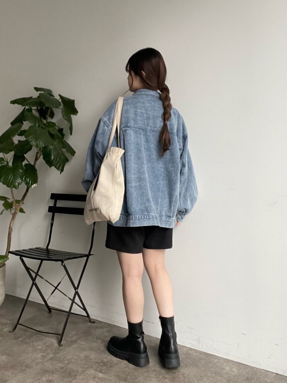 ブルー系のデニムジャケット、ホワイト系のシャツ/ブラウス、ブラック系のその他パンツを着用したレディースの冬コーディネートの3枚目の写真