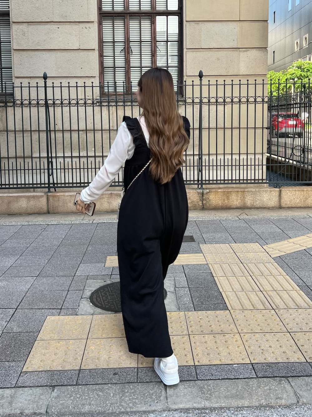 「お出かけコーデ日記、厚底シューズ、春夏コーデ、シアートップス、モノトーン、休日スタイル、プチプラ、ショルダーバッグ、韓国ファッション、シンプルコーデ、オールインワン、シアー」｜「prose verseの〈サージカルステンレス〉3mmスネークチェーンネックレス（ネックレス、ゴールド系）」を使った、MIOさん（レディース・158cm）の春コーディネートの3枚目の写真
