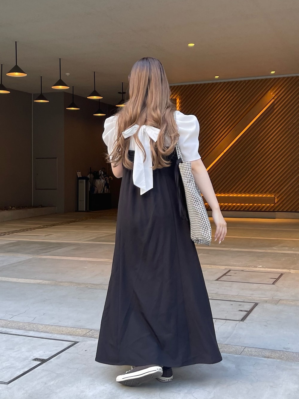 「スニーカー、キャミワンピ、春夏コーデ、初夏コーデ、モノトーン、休日スタイル、プチプラ、韓国ファッション、トートバッグ、キャミワンピース、パワショル、プチプラコーデ」｜「prose verseの〈サージカルステンレス〉3mmスネークチェーンネックレス（ネックレス、ゴールド系）」を使った、MIOさん（レディース・158cm）の春コーディネートの2枚目の写真