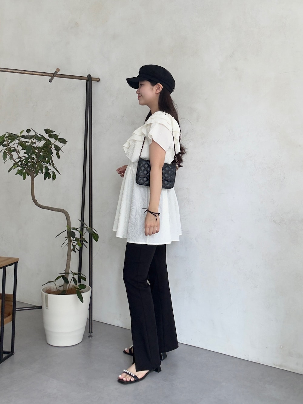 ブラック系のトートバッグ、ブラック系のその他パンツ、ブラック系のサンダルを着用したレディースの夏コーディネートの2枚目の写真