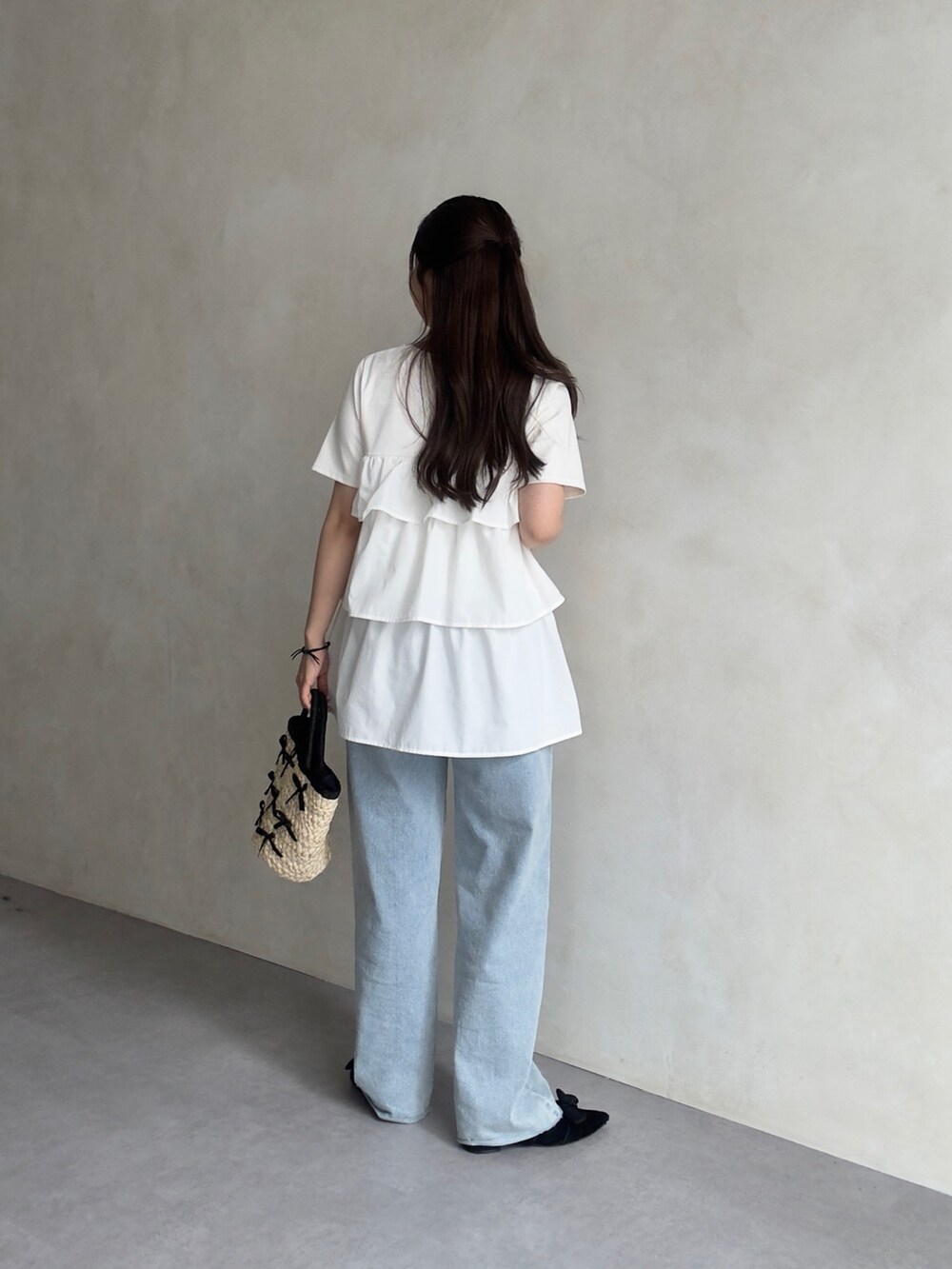 ホワイト系のTシャツ/カットソー、ブルー系のデニムパンツ、ブラック系のパンプスを着用したレディースの春コーディネートの3枚目の写真