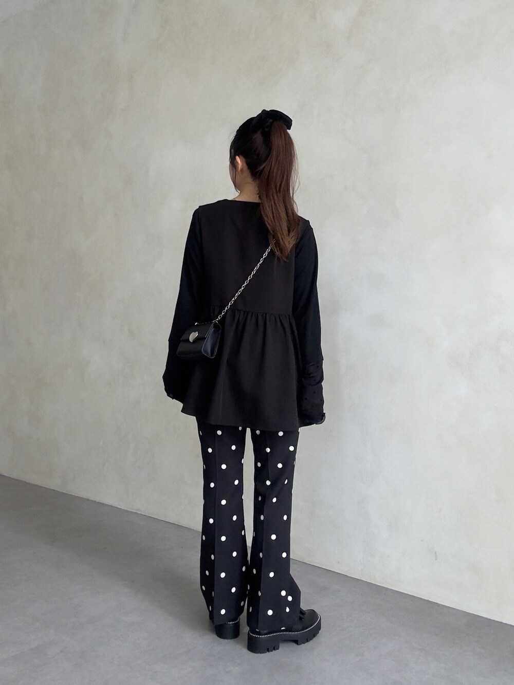 ブラック系のその他パンツ、ブラック系のTシャツ/カットソーを着用したレディースの夏コーディネートの4枚目の写真