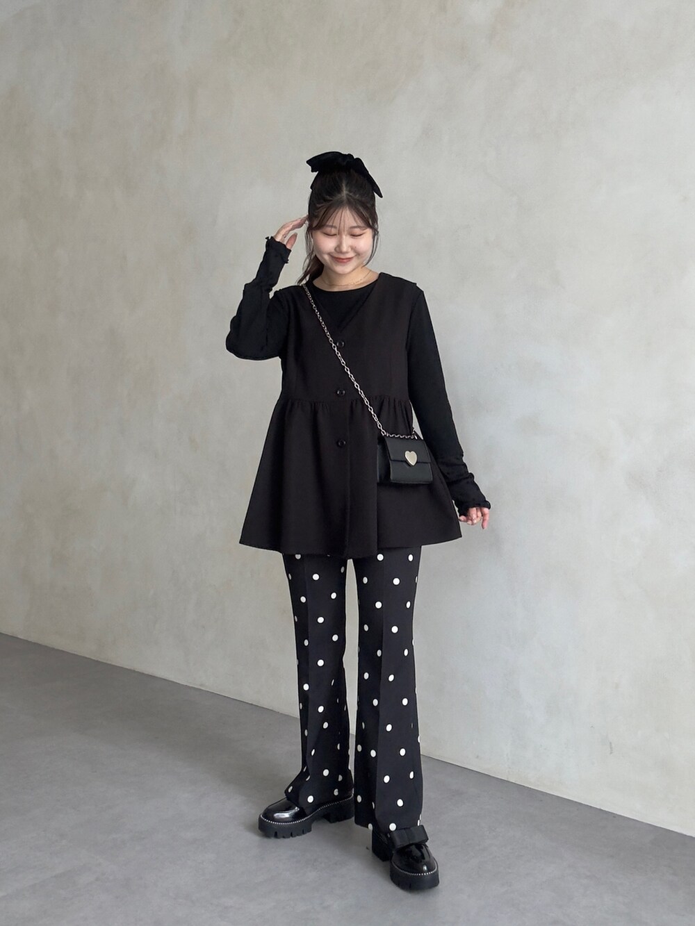 ブラック系のその他パンツ、ブラック系のTシャツ/カットソーを着用したレディースの夏コーディネートの2枚目の写真