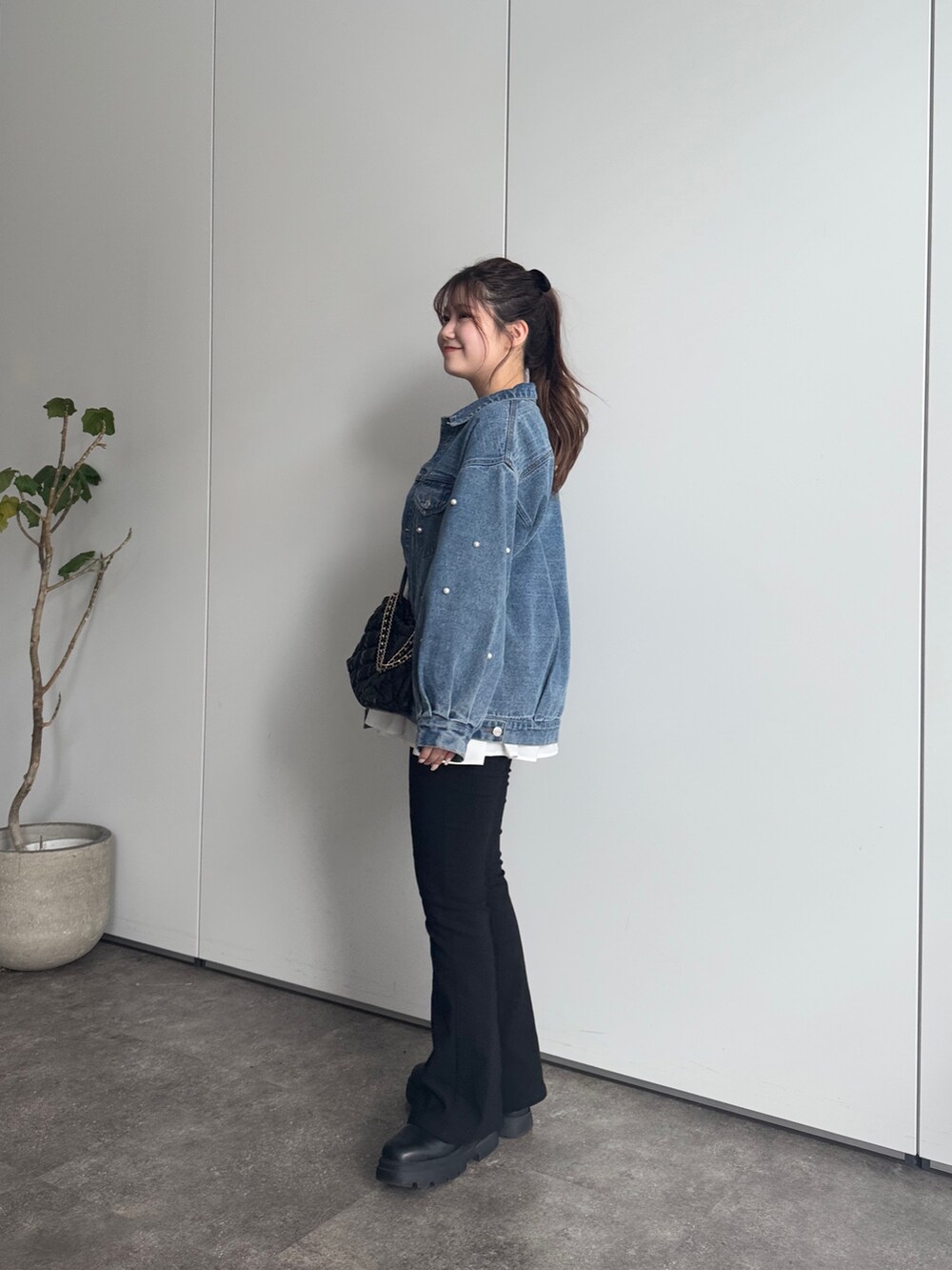 ブラック系のショルダーバッグ、ブラック系のその他パンツ、ホワイト系のシャツ/ブラウスを着用したレディースの冬コーディネートの3枚目の写真