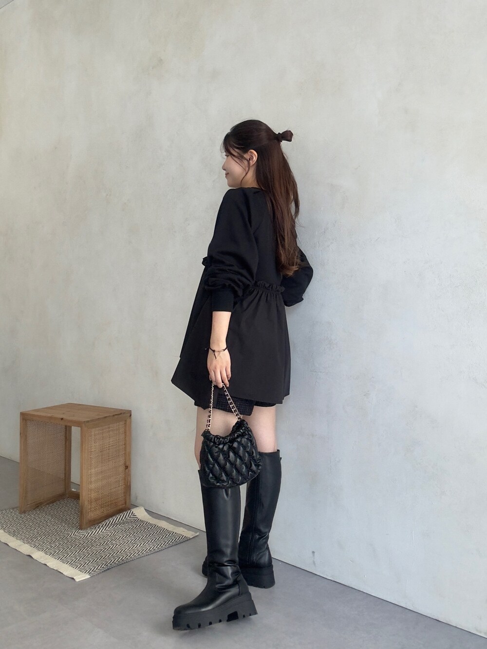 ブラック系のショルダーバッグ、ブラック系のスウェット、ブラック系のその他パンツを着用したレディースの夏コーディネートの2枚目の写真