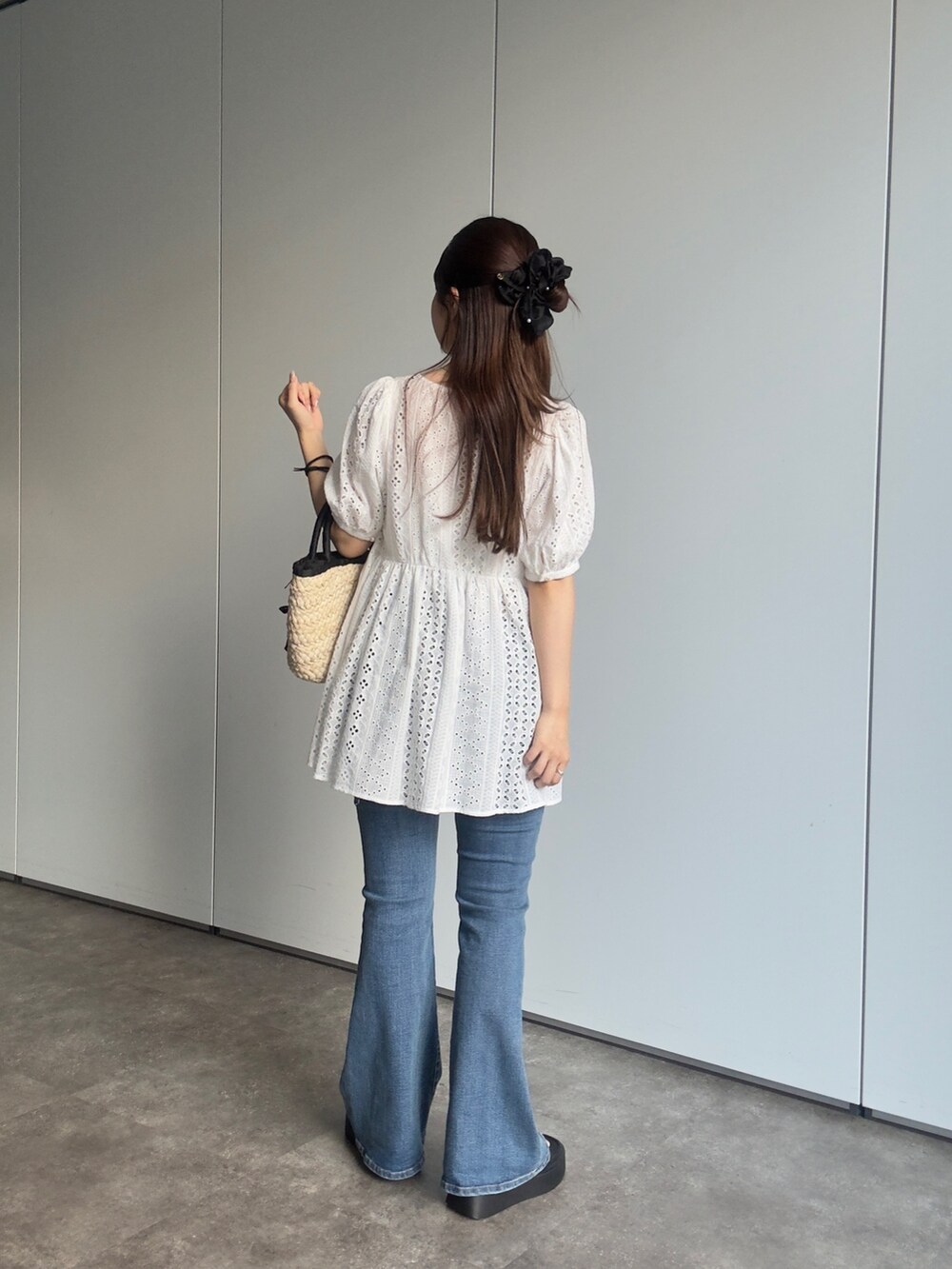 ホワイト系のシャツ/ブラウス、ブルー系のデニムパンツ、ブラック系のサンダルを着用したレディースの夏コーディネートの3枚目の写真
