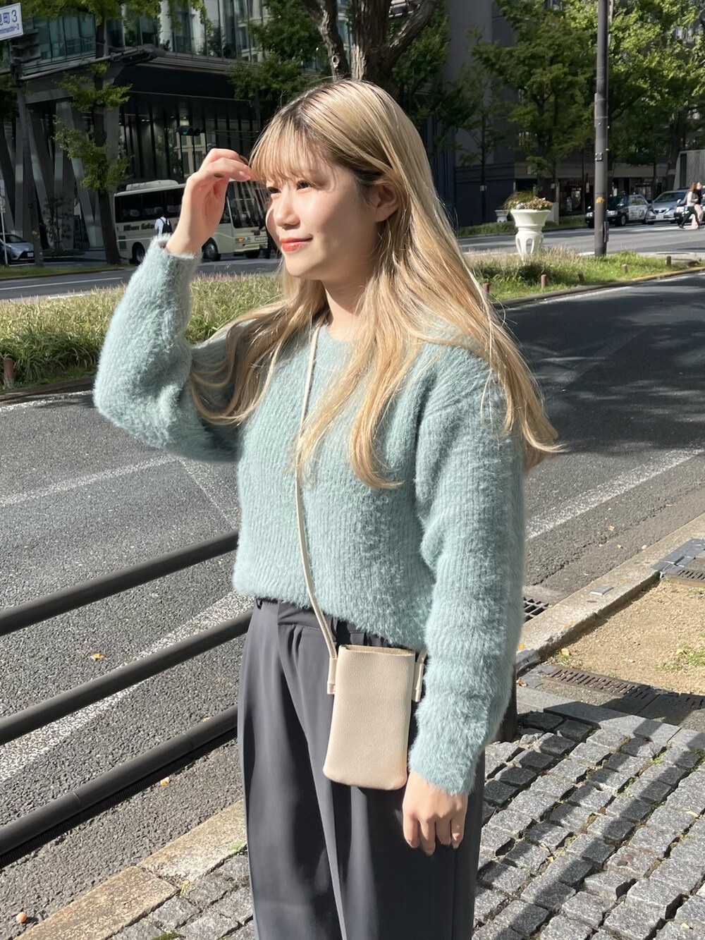 グリーン系のニット/セーター、グレー系のその他パンツを着用したレディースの秋コーディネートの3枚目の写真