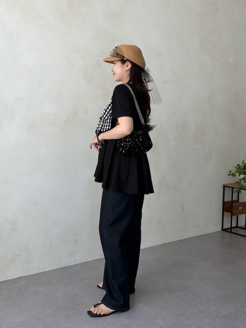 ブラック系のサンダル、ブラック系のTシャツ/カットソーを着用したレディースの夏コーディネートの2枚目の写真