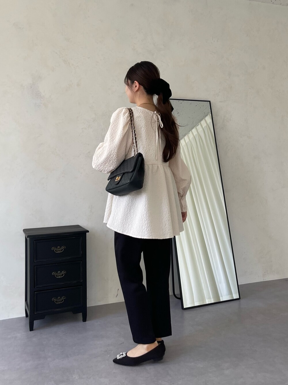 ホワイト系のシャツ/ブラウス、ブラック系のその他パンツ、ブラック系のパンプスを着用したレディースの春コーディネートの3枚目の写真