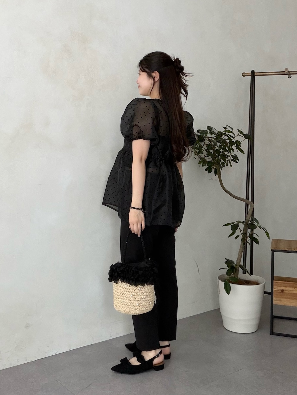 ベージュ系のかごバッグ、ブラック系のその他パンツ、ブラック系のパンプスを着用したレディースの夏コーディネートの2枚目の写真