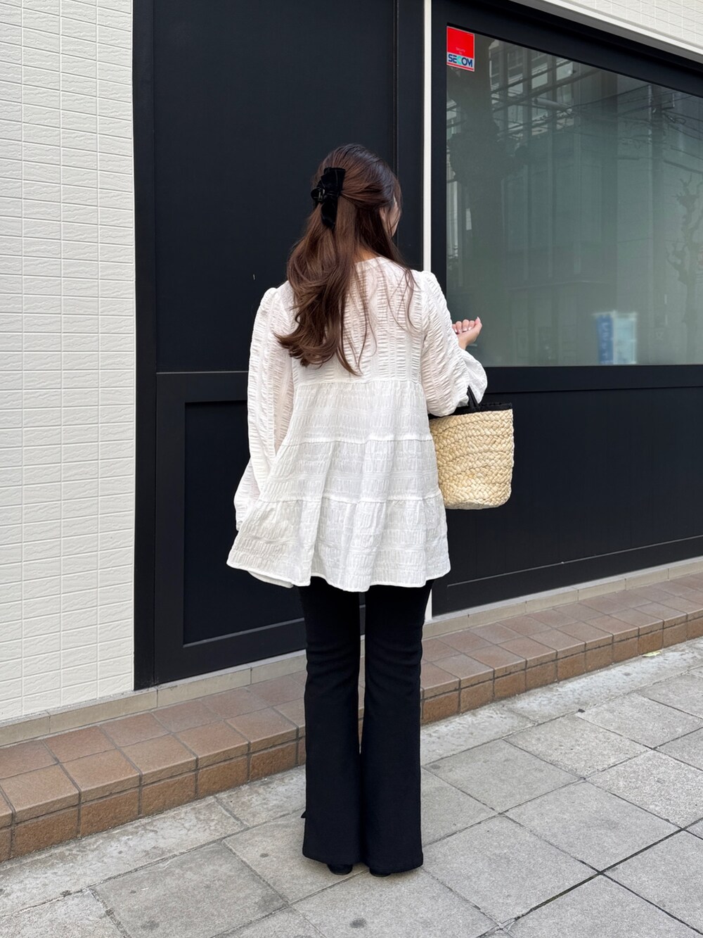 ブラック系のその他パンツ、ブラック系のパンプス、ホワイト系のシャツ/ブラウスを着用したレディースの春コーディネートの3枚目の写真