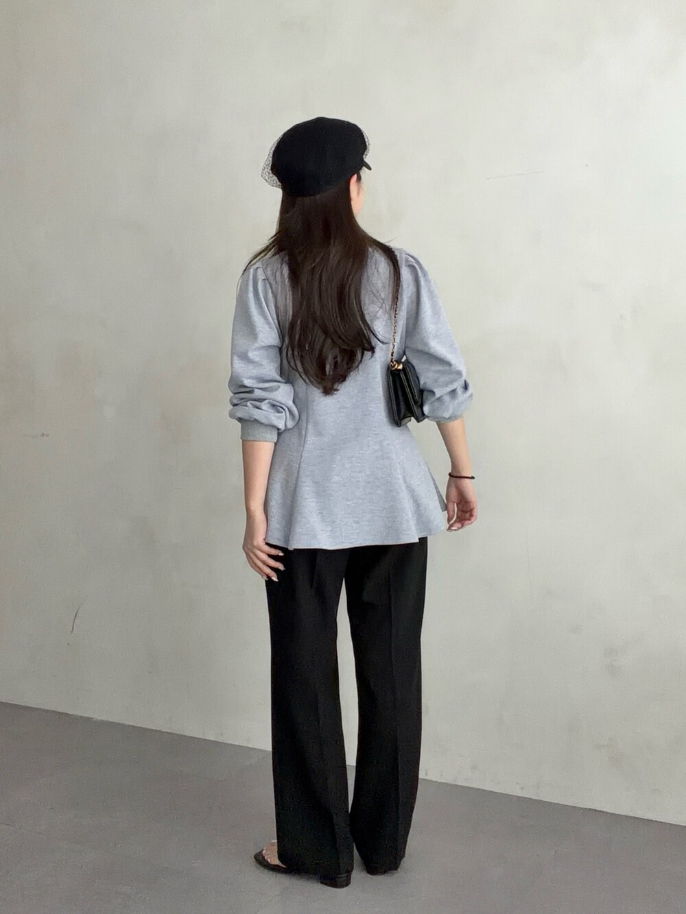 ブラック系のトートバッグ、ブラック系のその他パンツ、ブラック系のサンダルを着用したレディースの春コーディネートの3枚目の写真
