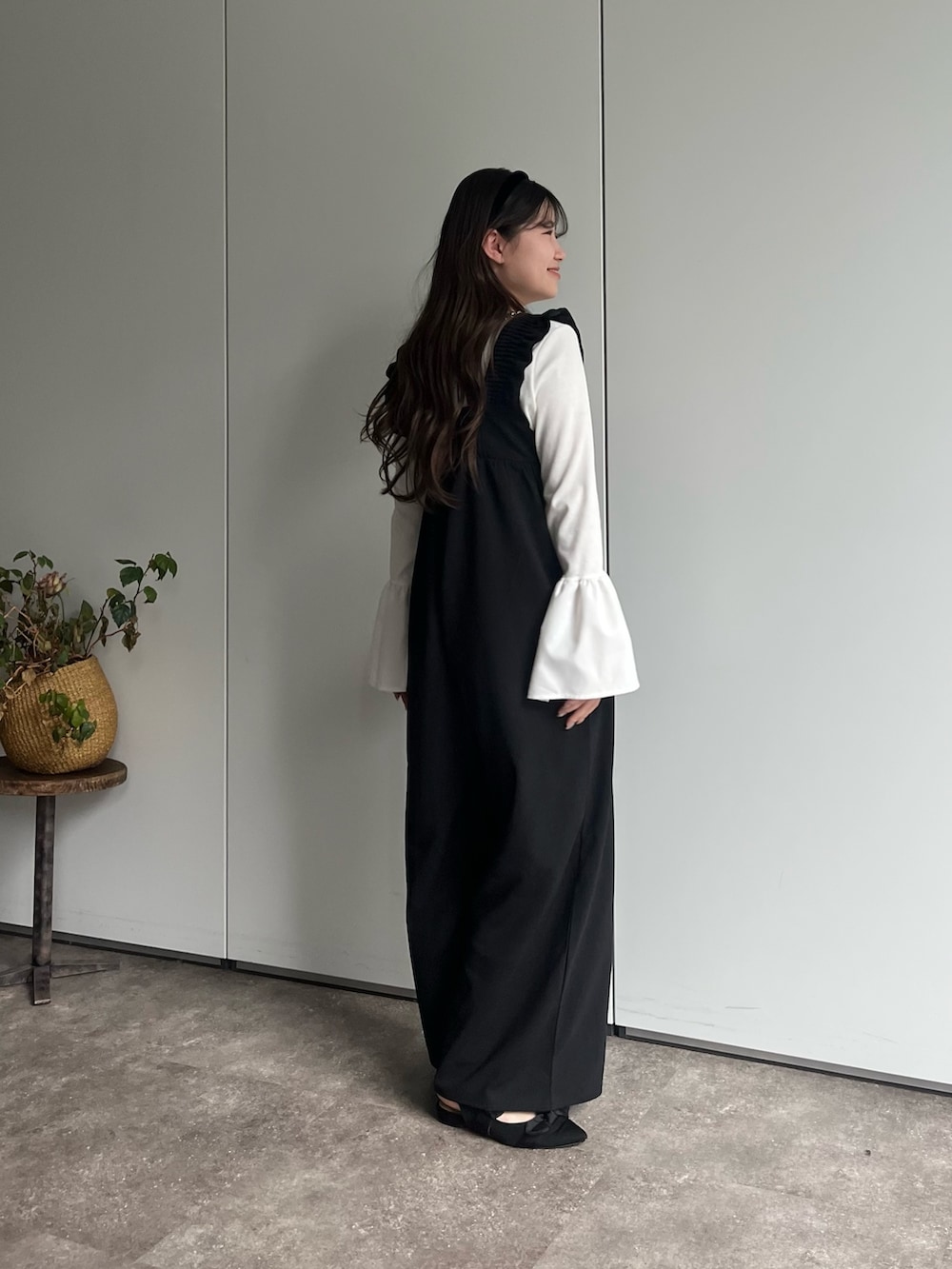 ホワイト系のTシャツ/カットソー、ブラック系のショルダーバッグ、ブラック系のパンプスを着用したレディースの春コーディネートの2枚目の写真