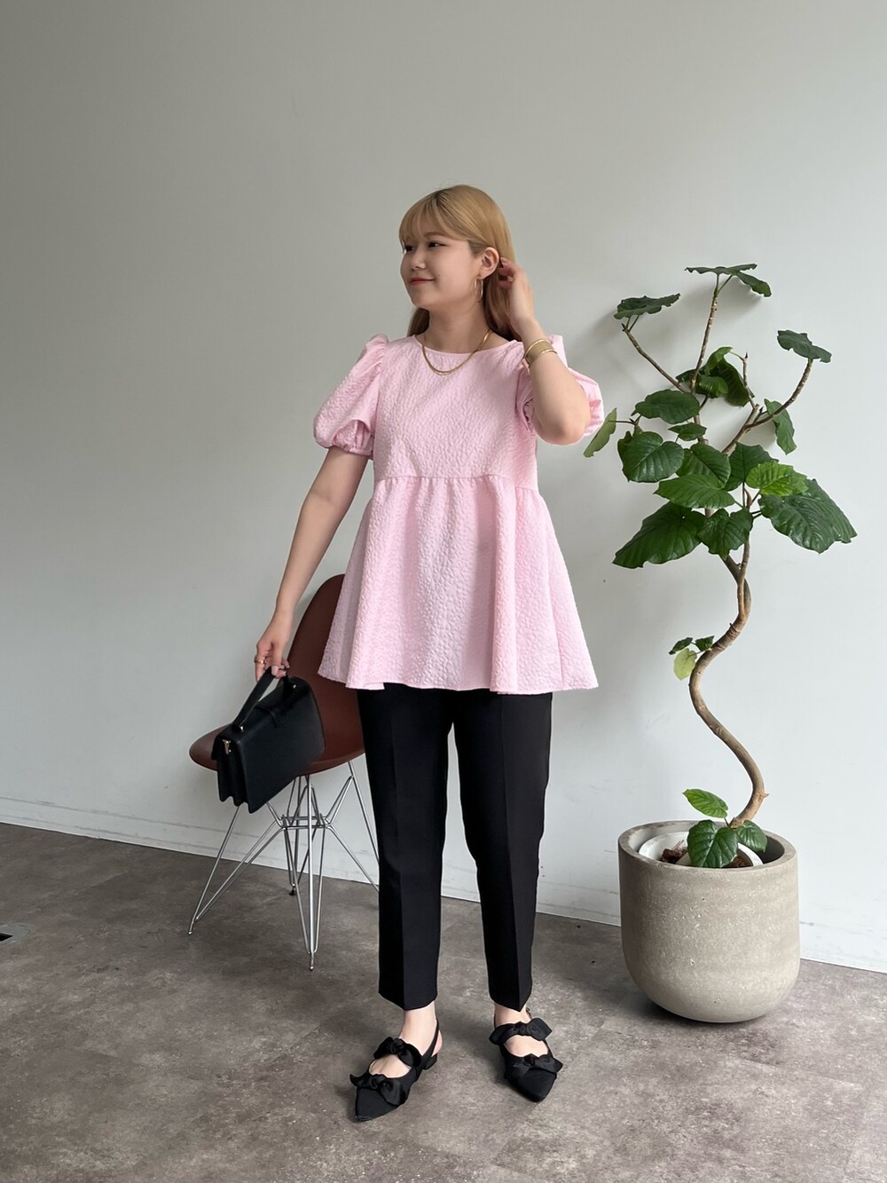 ピンク系のシャツ/ブラウス、ブラック系のその他パンツ、ブラック系のパンプスを着用したレディースの夏コーディネートの2枚目の写真