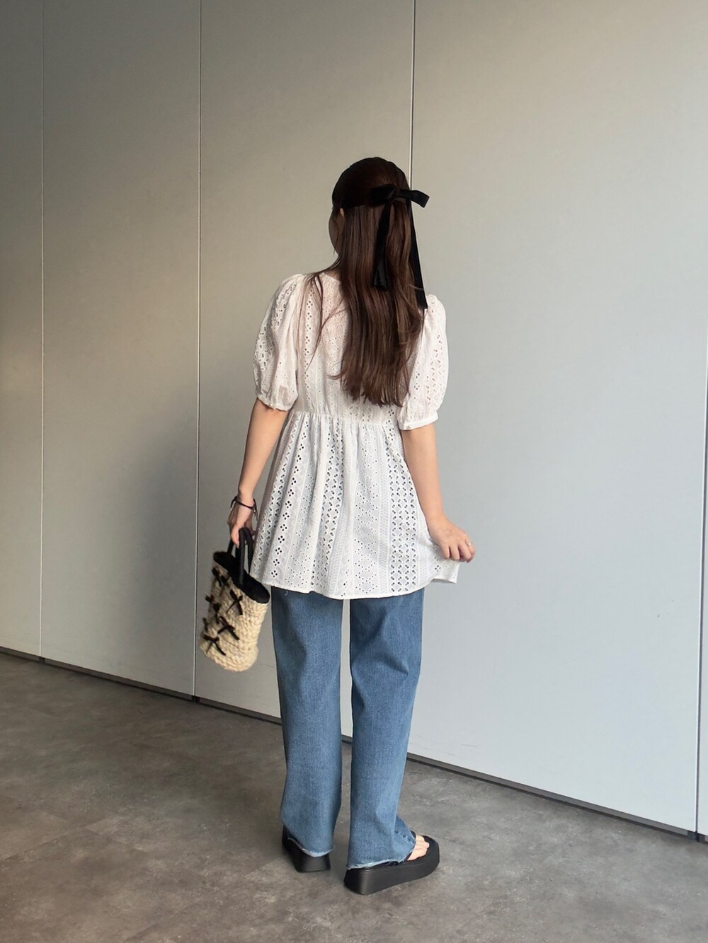 ホワイト系のシャツ/ブラウス、ブルー系のデニムパンツ、ブラック系のサンダルを着用したレディースの夏コーディネートの3枚目の写真